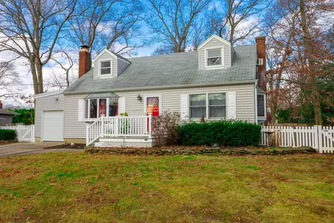 41 Elliot St, Islip, NY 11751