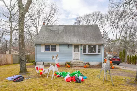 77 Peters Ln, Westhampton Beach, NY 11978