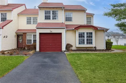 6 Cornwallis Ct, Coram, NY 11727