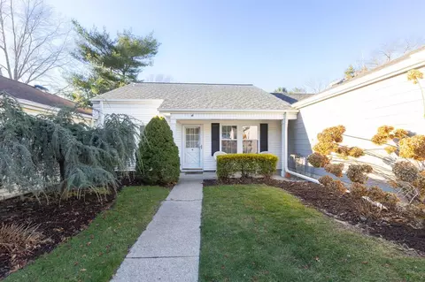 34 Freemont Ln, Coram, NY 11727