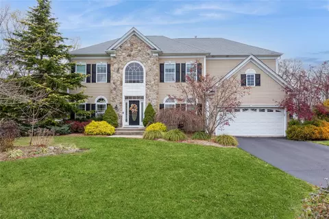 48 Avolet Ct, Mount Sinai, NY 11766