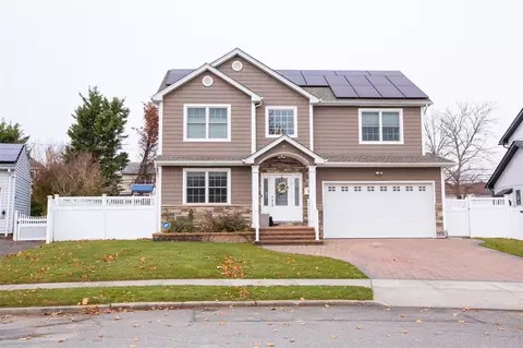 8 Lillian Ln, Plainview, NY 11803