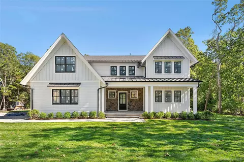 32 N Bay Ave, Eastport, NY 11941