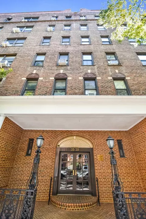 35-35 75 #222, New York, NY 11372