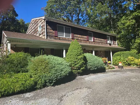 7 Parkhill Ct, Huntington, NY 11743