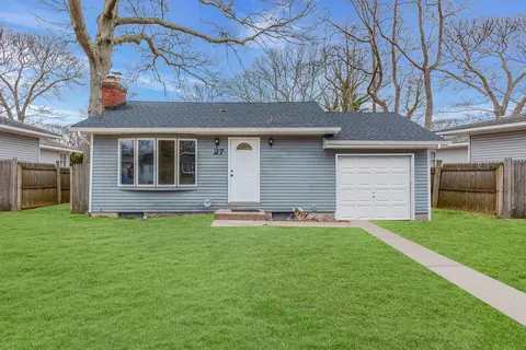 27 Laurelton Ave, Selden, NY 11784