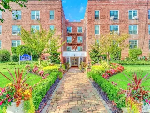 194 Smith St #2G, Freeport, NY 11520