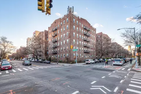 41-08 43rd St #5F, New York, NY 11104