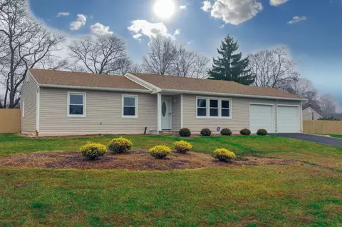 5 Westcliff Ln, Lake Grove, NY 11755