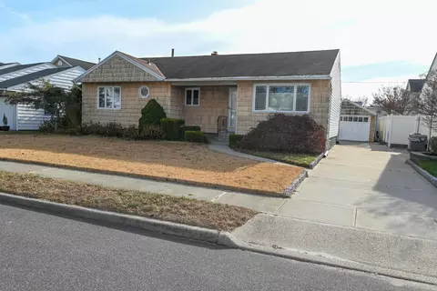 709 Brower Ave, Franklin Square, NY 11010