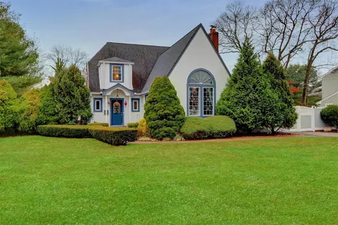 26 Lanier Ln, Bay Shore, NY 11706