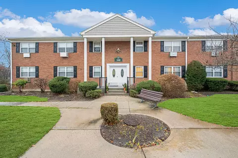 348 Lakeland Ave #8A, Sayville, NY 11782