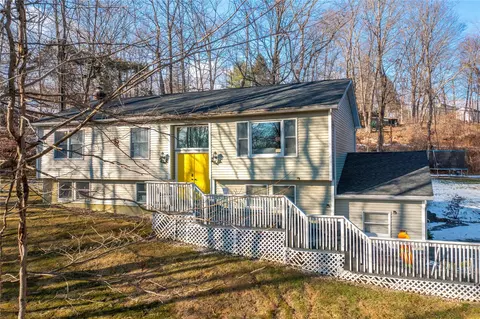17 Fenwood Dr, Pawling, NY 12564