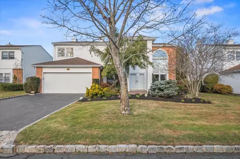141 Country Club Dr, Commack, NY 11725