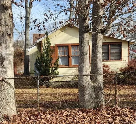 181 Cypress Dr, Mastic Beach, NY 11951