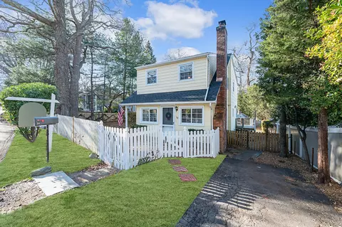 38 Valley Dr, Sound Beach, NY 11789