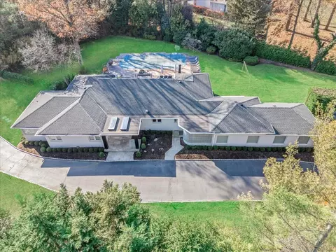 9 Rogers Rd, North Hempstead, NY 11024