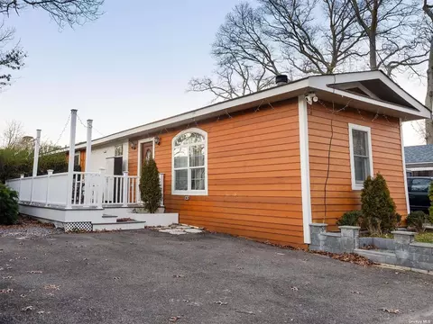 32 Bluebird Pl, Riverhead, NY 11901