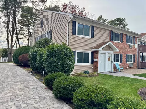 40 W 4th St #210, Patchogue, NY 11772