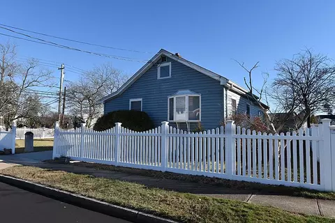1886 Decatur Ave, North Bellmore, NY 11710