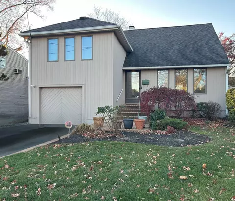 2826 Beach Dr, Merrick, NY 11566