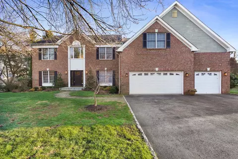 10 Tournament Dr, White Plains, NY 10605