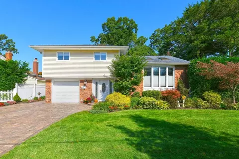 15 Joan Ln, Massapequa Park, NY 11762