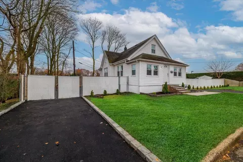 224 E Roslyn St E, Islip Terrace, NY 11752