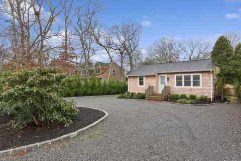 3 Percy St, Westhampton, NY 11977