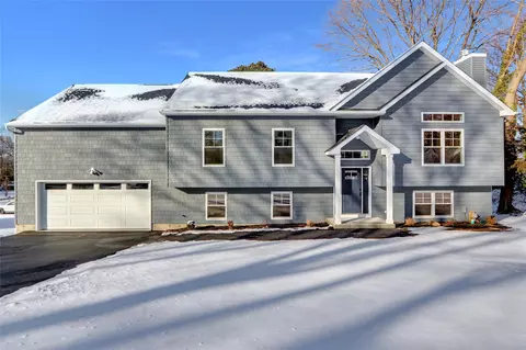 55 Pine St, Brookhaven, NY 11779