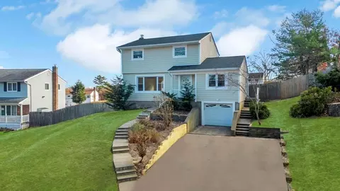 5 Gull Dr, Hauppauge, NY 11788