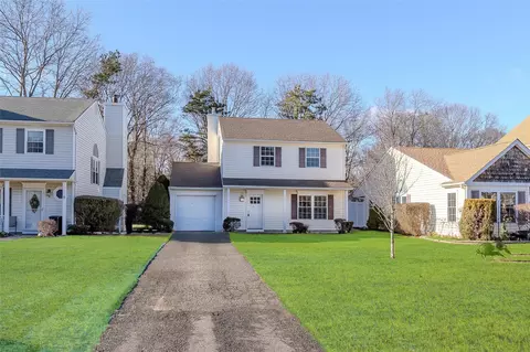 8 Woodchuck Trl, Coram, NY 11727