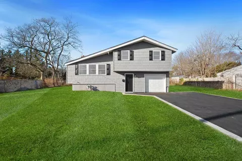 530 Locust Ave, Oakdale, NY 11769
