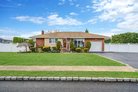 137 15th Ave, West Babylon, NY 11704