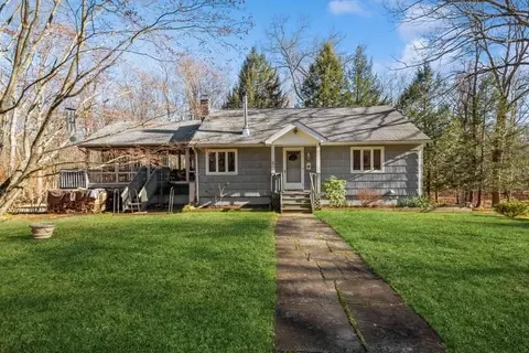4 River Rise Rd, Clarkstown, NY 10956