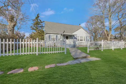 20 Dale Ave, Flanders, NY 11901
