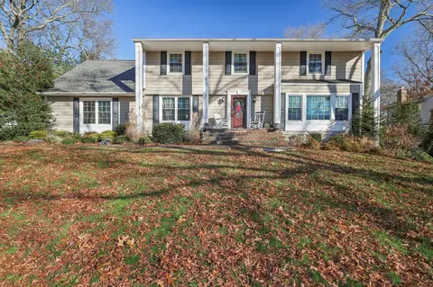 35 Woodland Ln, Smithtown, NY 11787