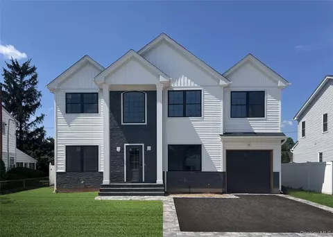 48 Knickerbocker Rd E, Plainview, NY 11803