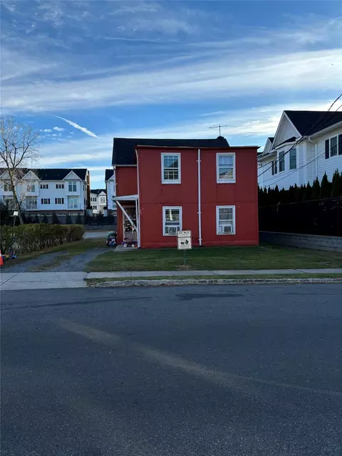 25 Skillman St, North Hempstead, NY 11576