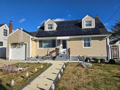 17 Hillcrest Dr, North Hempstead, NY 11590
