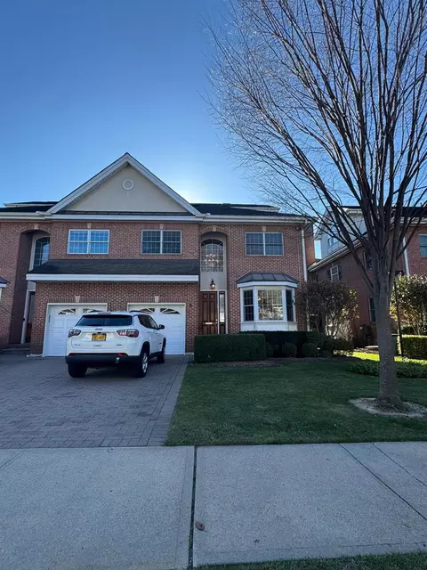 4 Nassau Dr # E, North Hempstead, NY 11021