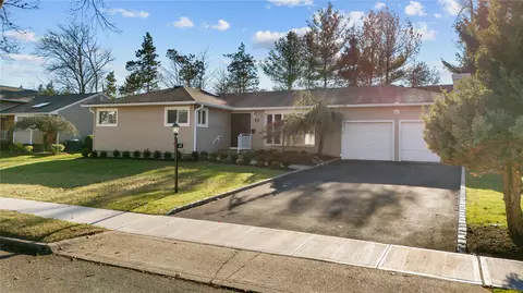 46 Ivy Dr, Jericho, NY 11753
