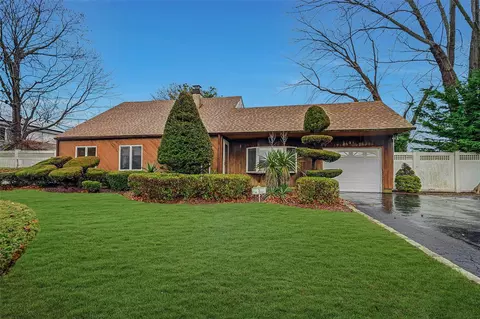 31 Scotch Pine Dr, Medford, NY 11763