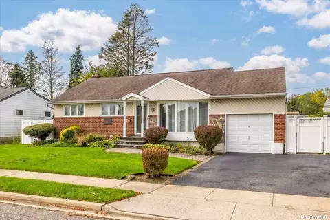 39 Kalda Ln, Plainview, NY 11803