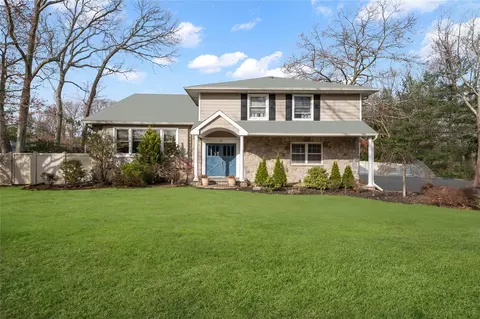 12 Hemingway Dr, Dix Hills, NY 11746