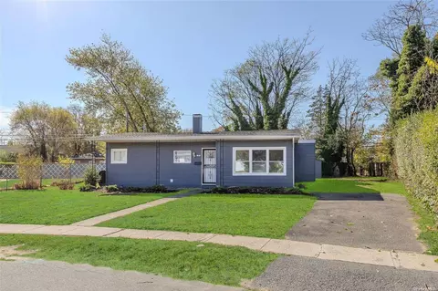 3 Emerald Ln S, Amityville, NY 11701