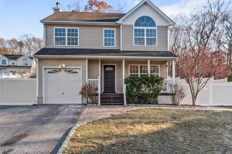 20 Mill Ln, Medford, NY 11763