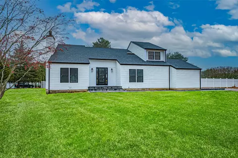 8 Arrowood Dr, Saint James, NY 11780