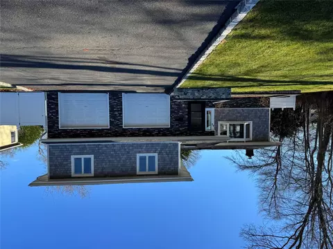 62 Cherokee Ave, West Islip, NY 11795