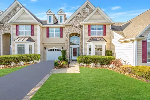 27 Durham Ln #27, Bayport, NY 11705